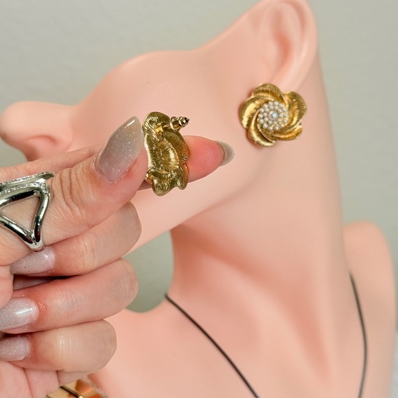 ⚜️ Gold Floral Pearl Earrings - Picture 5 of 7